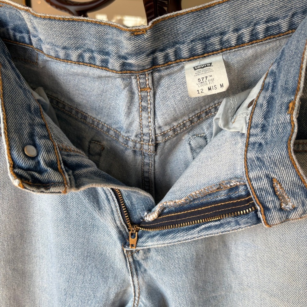 Vintage 90s Levi's 560 Loose Fit Straight Leg Jeans • Light Wash, Size 12 - Picture 4 of 12